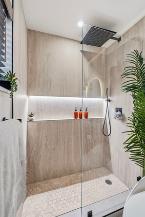 Dusche, Haartrockner, Handtücher