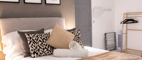 1 habitación, tabla de planchar con plancha, wifi gratis y ropa de cama