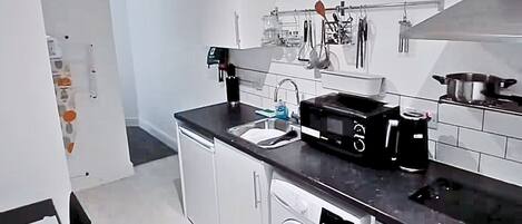 冰箱、微波炉、烤箱、炉灶