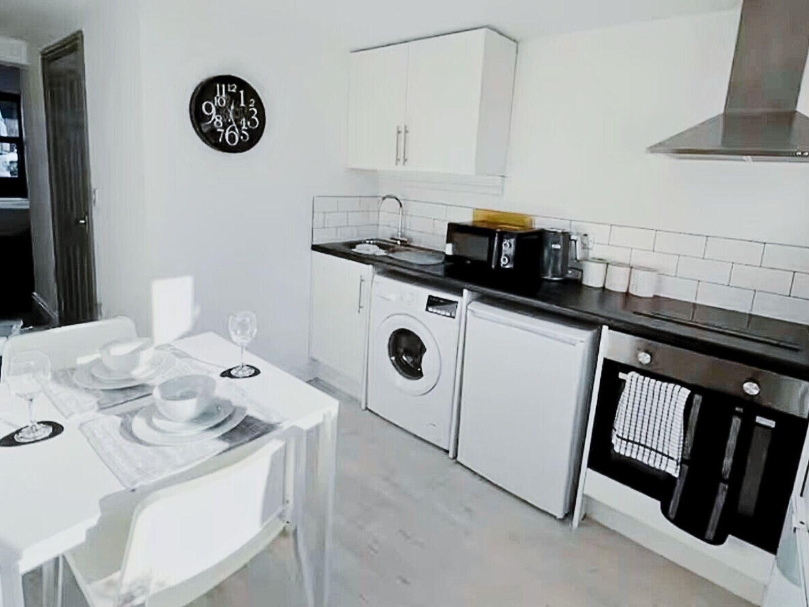 Frigorífico, microondas, horno y placa de cocina