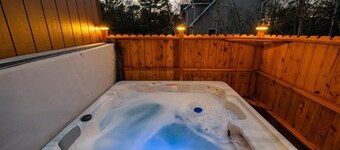 Relaxing Cottage: Private Hot Tub, Community Pool, and 5 Lakes in Poconos