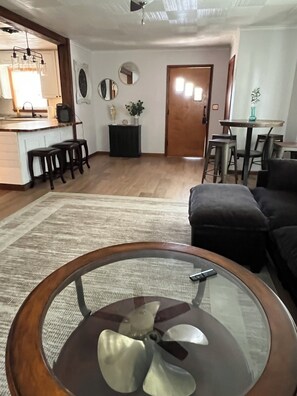 Living area - Recently remodeled 3 bedroom spacious home, close to Jet Express, beach. (Port Clinton)