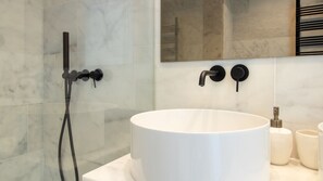 Secador de pelo, toallas, jabón, shampoo