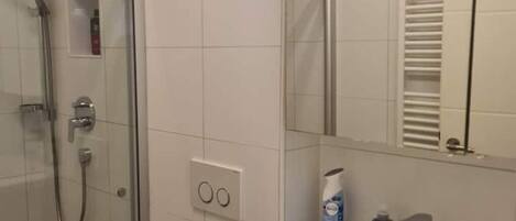 Dusche, kostenlose Toilettenartikel, Haartrockner, Hausschuhe