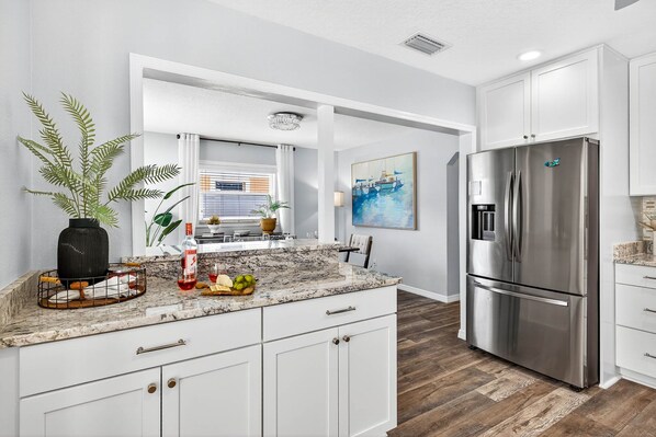 Fridge, microwave, oven, stovetop - Home 3BR 2BA in Tampa-Saltwater Heated Pool-5min airport-5min Raymond James Stad (Tampa)