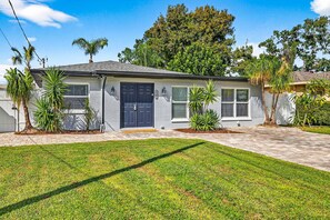 Exterior - Home 3BR 2BA in Tampa-Saltwater Heated Pool-5min airport-5min Raymond James Stad (Tampa)