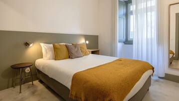 1 quarto, ferros/tábuas de passar roupa, berço de viagem