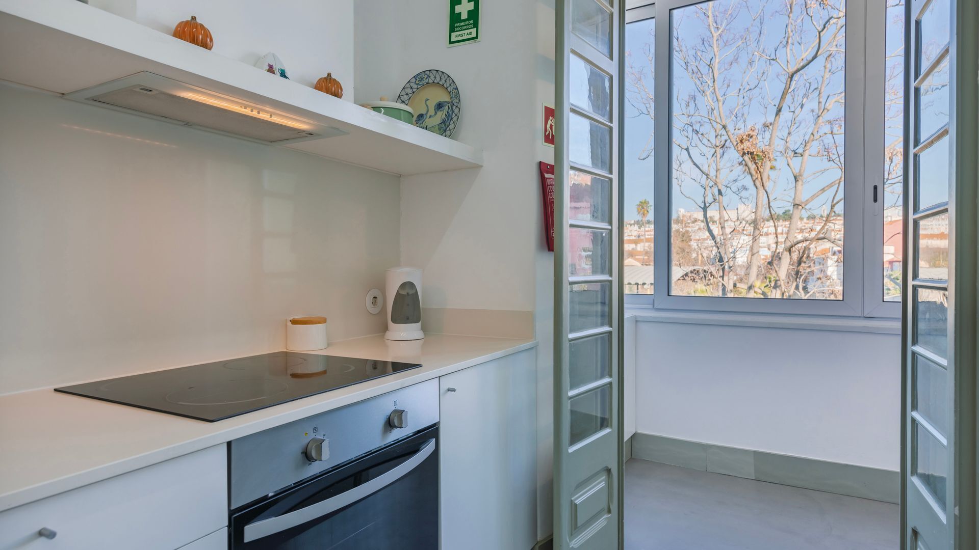 Een koelkast, een magnetron, een oven, een kookplaat