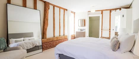 4 bedrooms, individually decorated, individually furnished, free WiFi