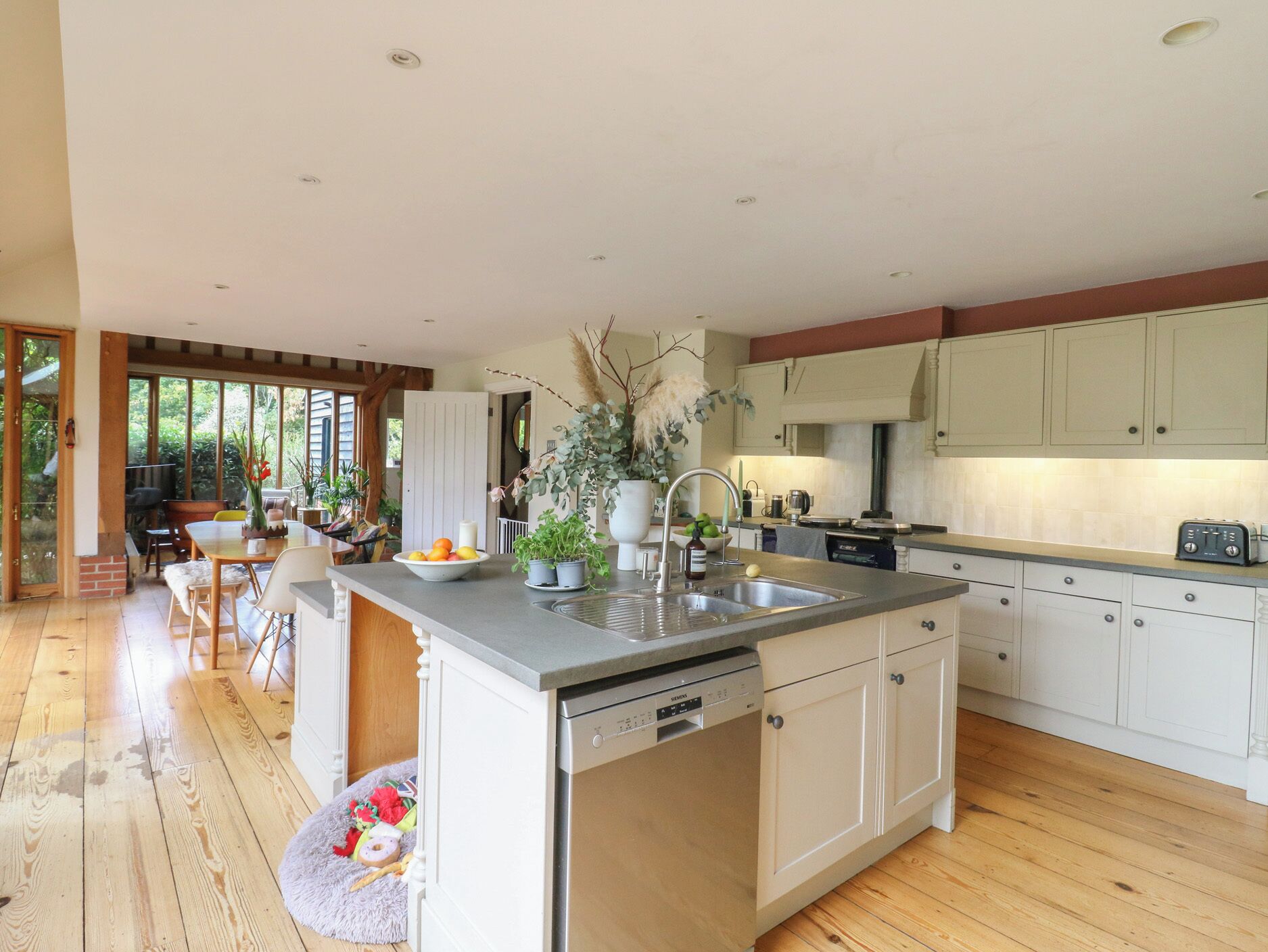 Cottage | Private kitchen | Dishwasher, cookware/dishes/utensils