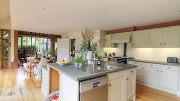 Cottage | Private kitchen | Dishwasher, cookware/dishes/utensils