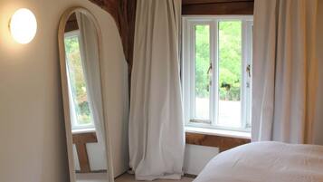 4 bedrooms, individually decorated, individually furnished, free WiFi