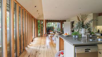 Cottage | Bếp riêng | Máy rửa bát, dụng cụ nấu nướng/bát dĩa/dao nĩa