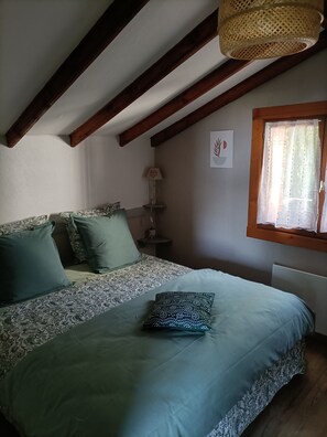 1 habitación, tabla de planchar con plancha y cuna de viaje
