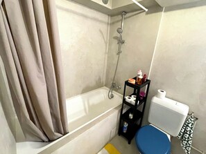 Hair dryer, towels, soap, toilet paper - Colorful cocoon in the center of town (Thonon-les-Bains)