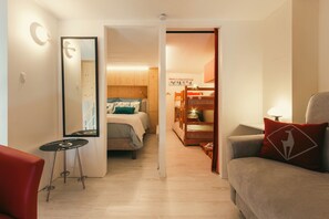 2 habitaciones, tabla de planchar con plancha y cuna de viaje 