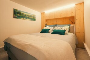 2 bedrooms, iron/ironing board, travel cot, free WiFi