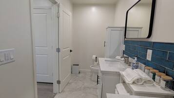 Douche, sĂšche-cheveux, serviettes fournies, savon