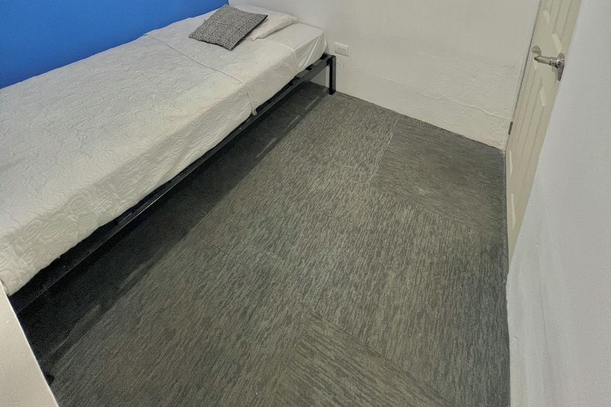 Tabla de planchar con plancha, wifi gratis y ropa de cama