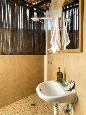 Basic-Doppelzimmer | Badezimmer