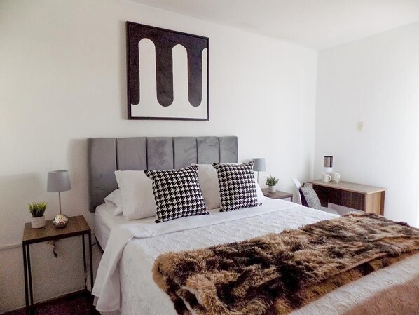 Basic Double Room | Iron/ironing board, free WiFi, bed sheets - Hostal Urban (Guatemala City)