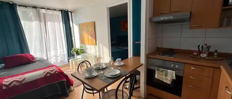 1 habitación, tabla de planchar con plancha, wifi y ropa de cama