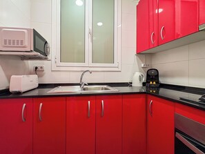 Apartamento (2 Bedrooms) | Cocina privada | Frigorífico, microondas, horno y hervidor eléctrico