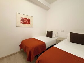 2 bedrooms, iron/ironing board, free cribs/infant beds, bed sheets - Stay U-nique Apartments Napols II (Barcelona)