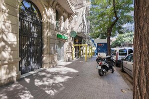 Front of property - Stay U-nique Apartments Napols II (Barcelona)