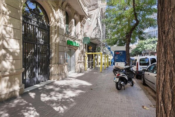 Front of property - Stay U-nique Apartments Napols II (Barcelona)