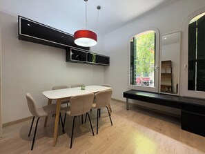 Appartement (2 Bedrooms) | Aire de séjour | Téléviseur