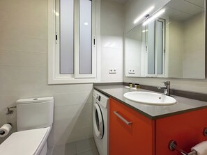 Apartment (2 Bedrooms) | Bathroom | Shower, towels, toilet paper - Stay U-nique Apartments Napols II (Barcelona)