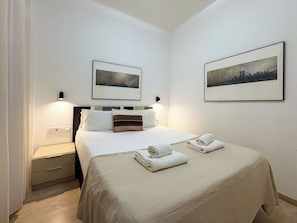 Apartment (2 Bedrooms) | 2 Schlafzimmer, Bügeleisen/Bügelbrett, kostenlose Babybetten, Bettwäsche