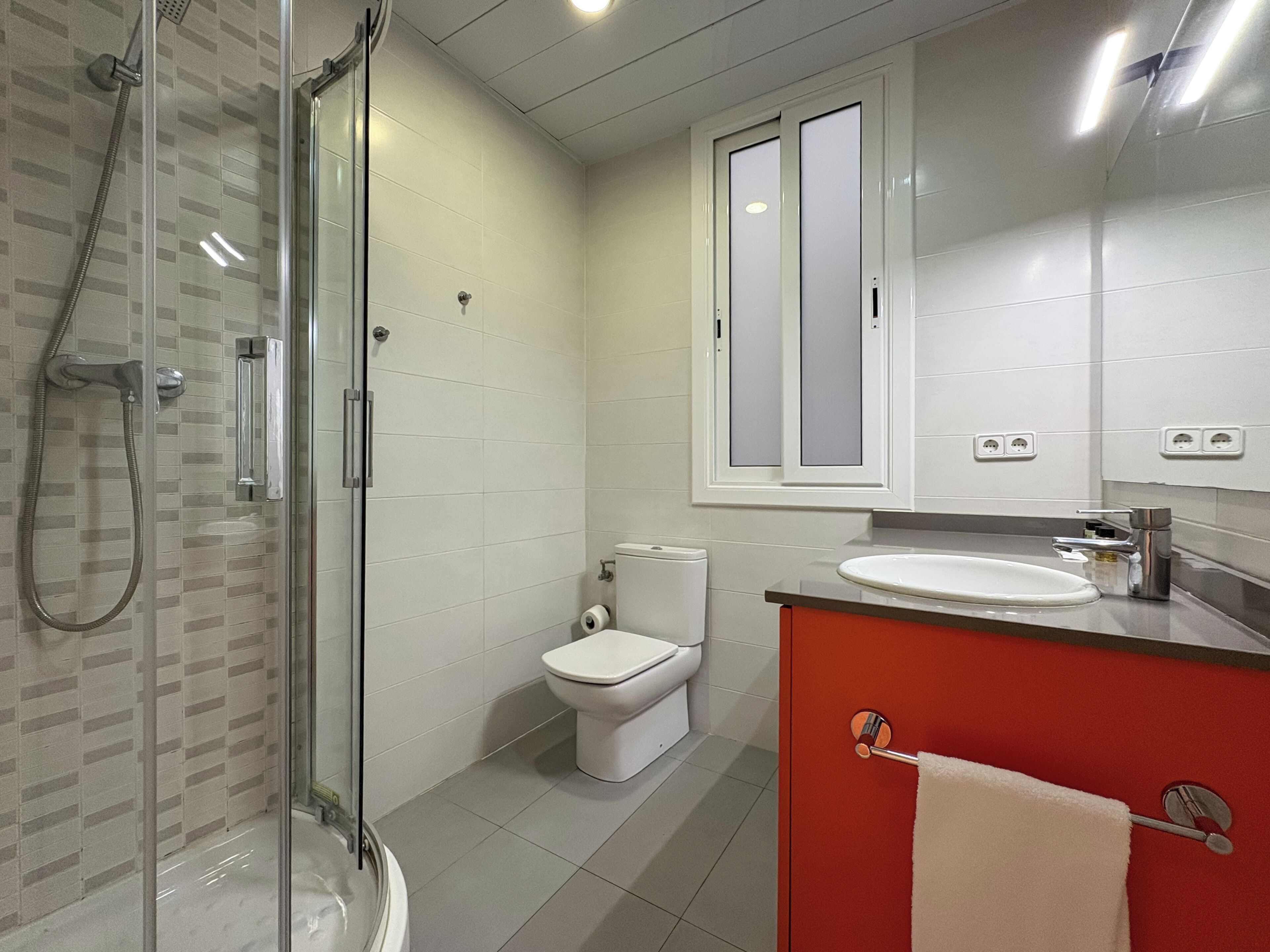 Lägenhet (2 Bedrooms) | Badrum | Dusch, handdukar och toalettpapper