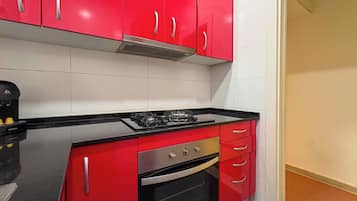 Apartment (2 Bedrooms) | Private kitchen | Fridge, microwave, oven, electric kettle