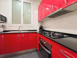Apartment (2 Bedrooms) | Private kitchen | Fridge, microwave, oven, electric kettle - Stay U-nique Apartments Napols II (Barcelona)