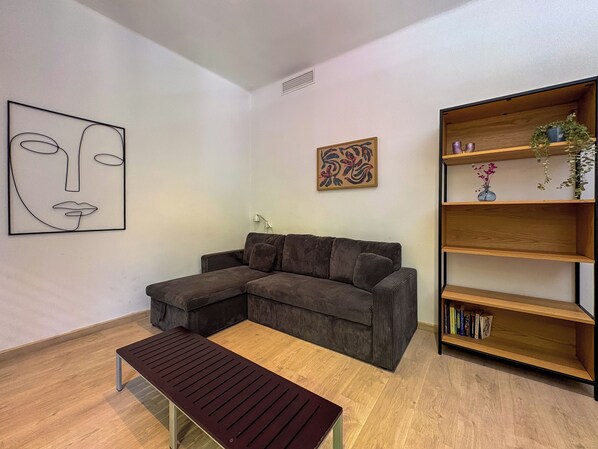 Apartamento (2 Bedrooms) | Zona de estar | Una televisión