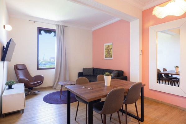 Departamento (0 Bedroom) | Área de sala de estar | Televisión