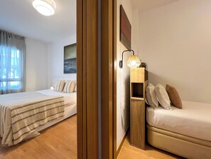 Appartement (2 Bedrooms) | 2 chambres, bureau, fer et planche à repasser, lits bébé (gratuits)