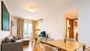 อพาร์ทเมนท์ (2 Bedrooms) | บริเวณนั่งเล่น | ทีวี