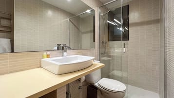 Lägenhet (2 Bedrooms) | Badrum | Dusch, handdukar och toalettpapper