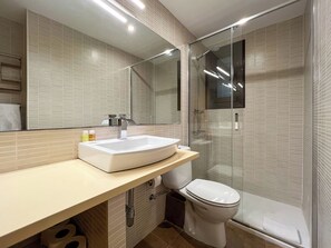 Appartement (2 Bedrooms) | Salle de bain | Douche, serviettes fournies, papier toilette