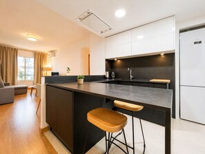 Appartement (2 Bedrooms) | Cuisine privée | Micro-ondes, four, lave-vaisselle, bouilloire électrique