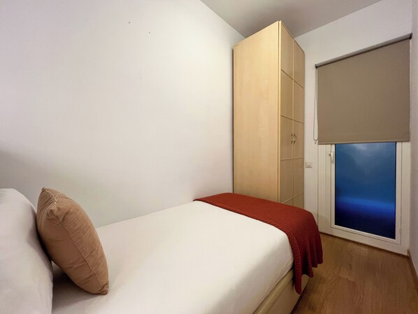 2 chambres, bureau, fer et planche à repasser, lits bébé (gratuits)