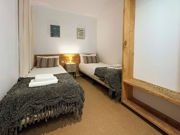 Leilighet (3 Bedrooms) | 3 soverom, strykejern/-brett, barnesenger (inkludert) og sengetøy