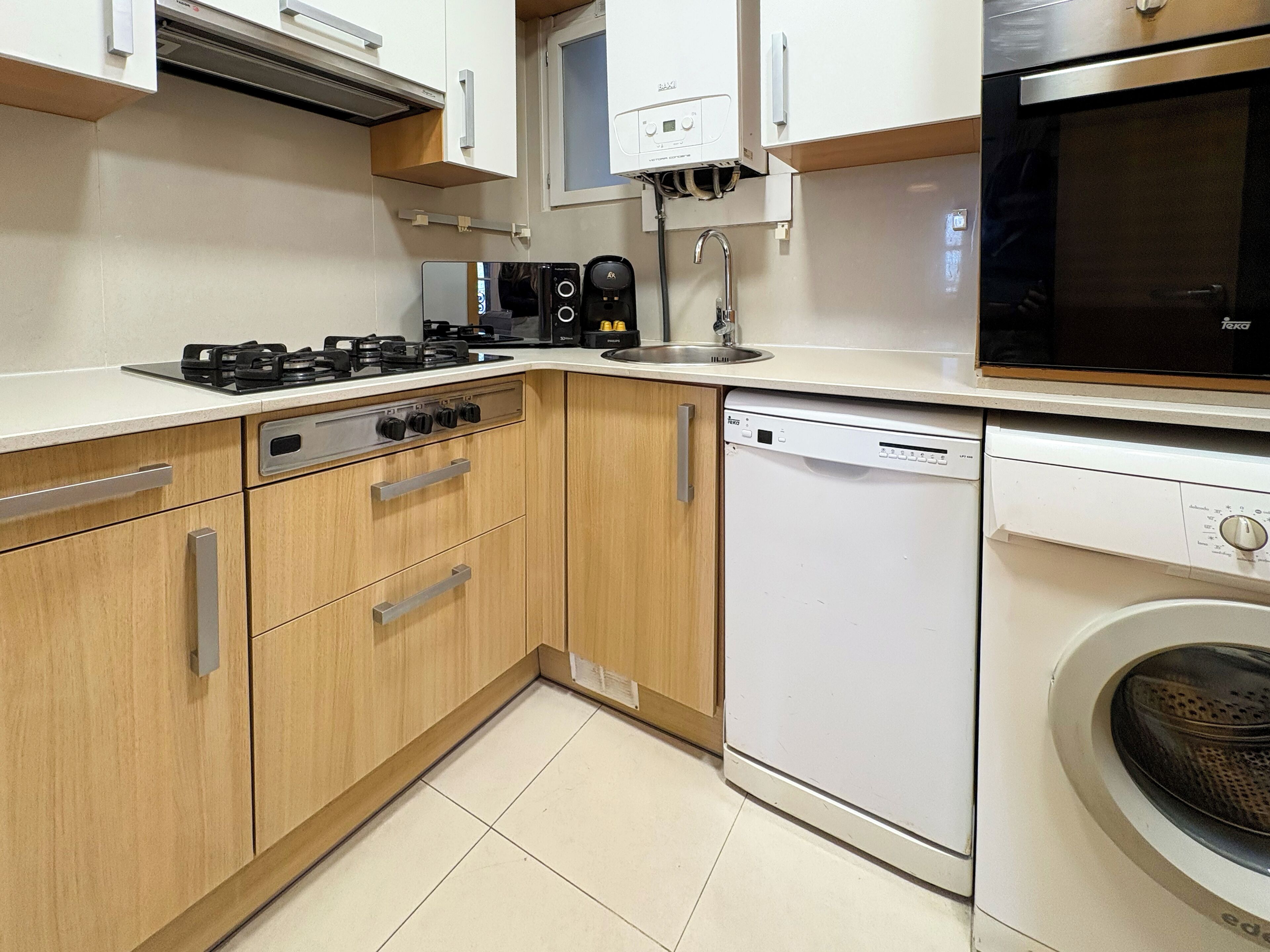 Apartment (3 Bedrooms) | Private kitchen | Microwave, oven, dishwasher, electric kettle