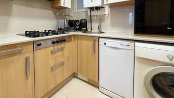 Apartment (3 Bedrooms) | Private kitchen | Microwave, oven, dishwasher, electric kettle