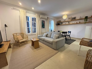 Departamento (3 Bedrooms) | Área de sala de estar | Televisión y reproductor de DVD