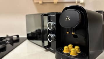 Apartamento (3 Bedrooms) | Cozinha privada | Micro-ondas, fogão, lava-louças, chaleira elétrica