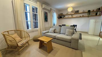 Apartamento (3 Bedrooms) | Área de estar | TV, DVD player